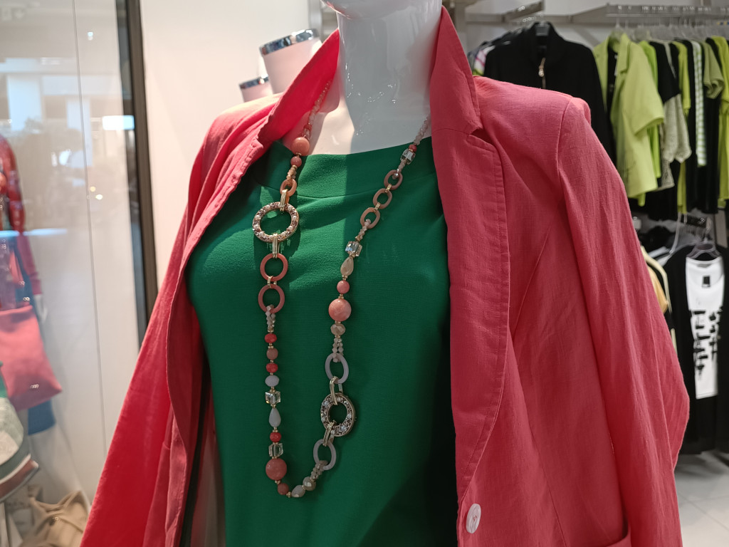 Pouzdrové šaty s kapsami doplněné lněným sakem a barevně sladěnou bižuterií.
