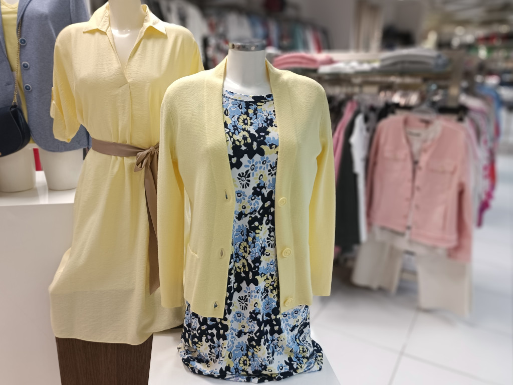 Jednobarevné žluté šaty s béžovým opaskem. Dámské šaty s výrazným vzorem doplněné o jednobarevný propínací svetřík žluté barvy.