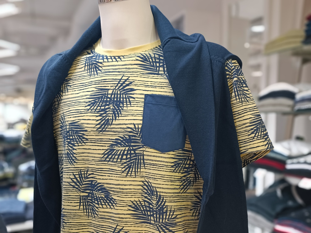 Pánské tričko s letním vzorem palmových listů, kontrastní kapsička. Bavlněný svetr modré barvy.