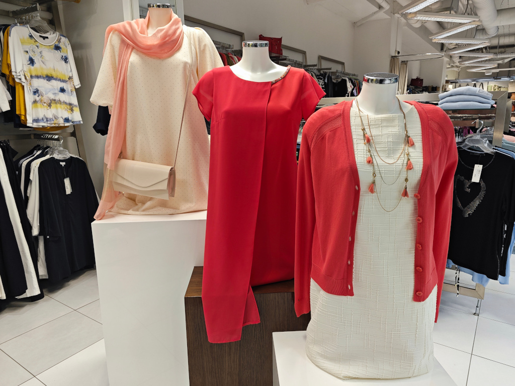 Dámské šaty v barevném odstínu rubínově červené.