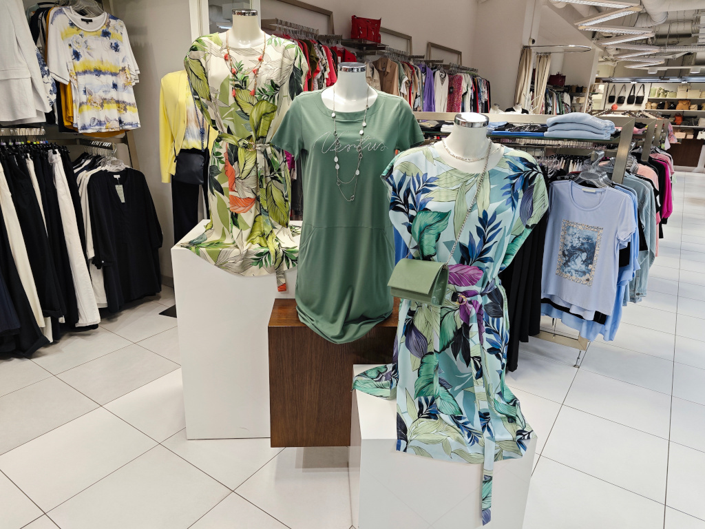 Dámské šaty s florálními vzory doplněné o 'Soft Olive' variantu.