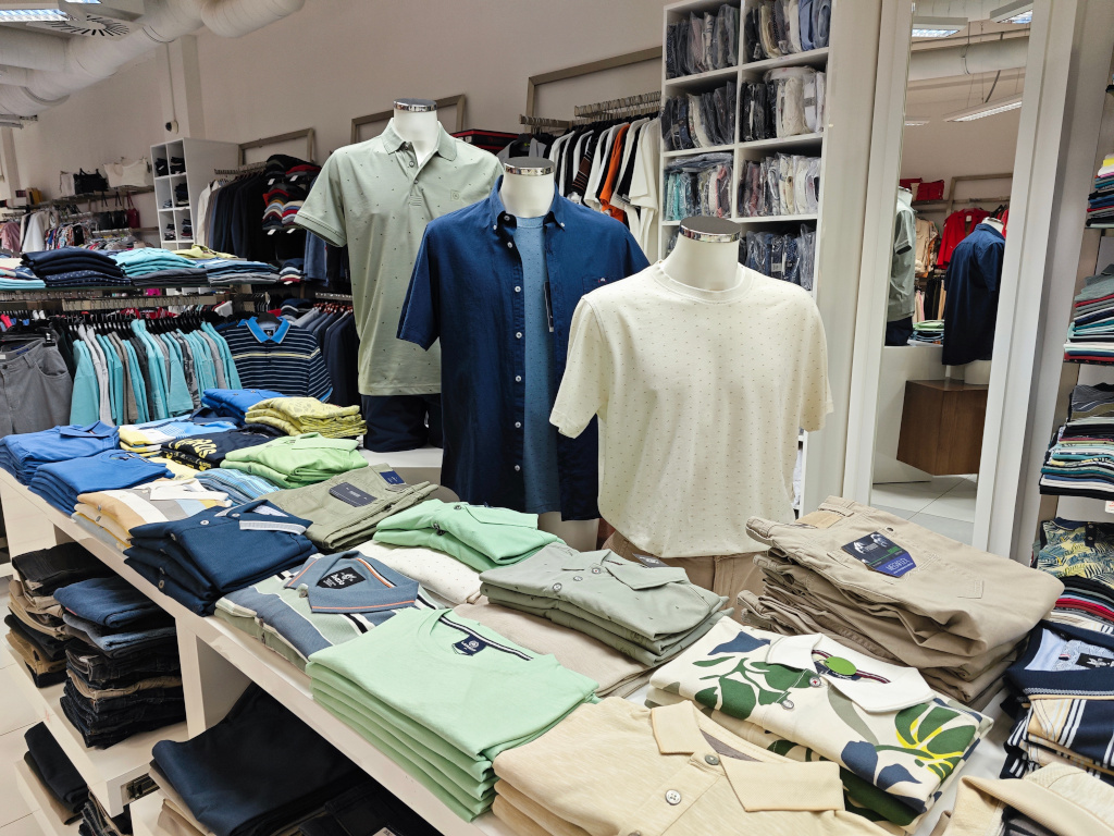 Stylová polo trička a lehké košile s krátkým rukávem pro letní dny.