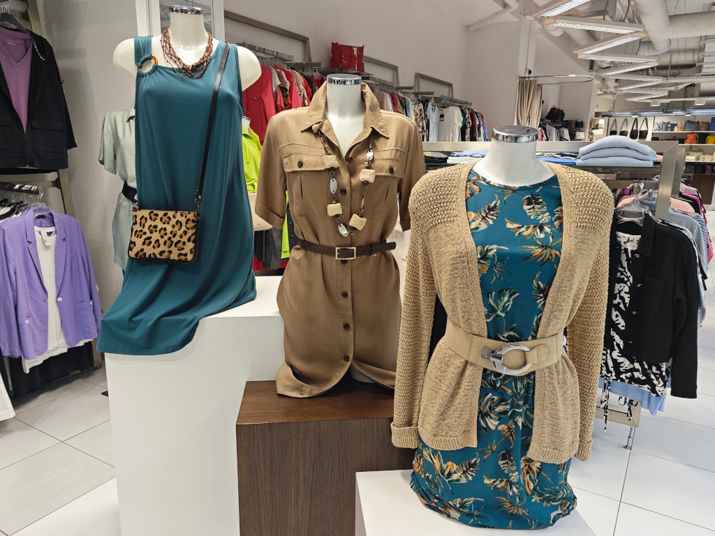 Letní šaty na ramínka v odstínu hluboké petrolejové barvy. Košilové šaty s krátkým rukávem v přírodním hnědém tónu. Tematicky barevná kombinace šatů s florálním vzorem s lehkým pleteným topem.