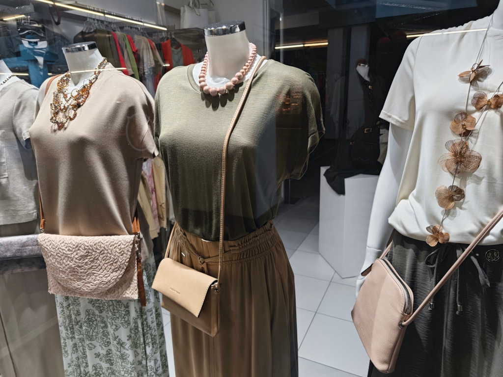 Dámský total-look komplet v barevné variaci taupe.