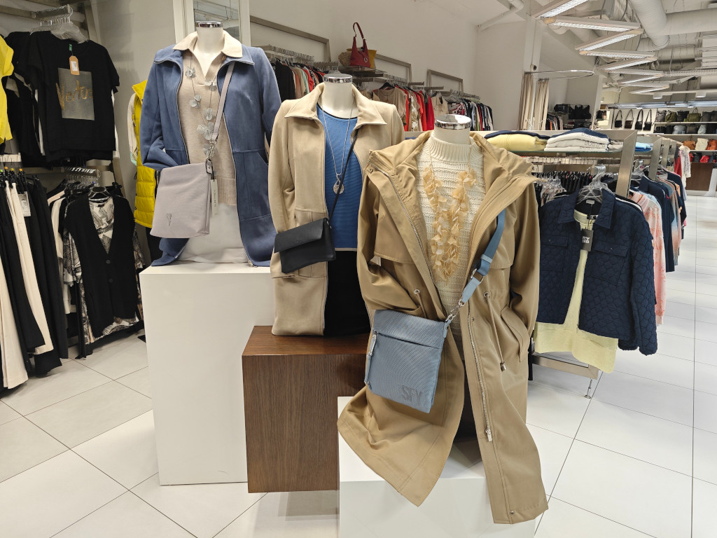 Barevně zemité tóny s nádechem oceánu v nabídce dámských kabátů a svetrů.