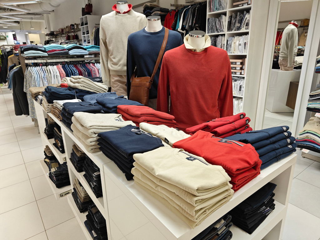 Pánské svetry a pulovry v klasických a snadno kombinovatelných barvách.